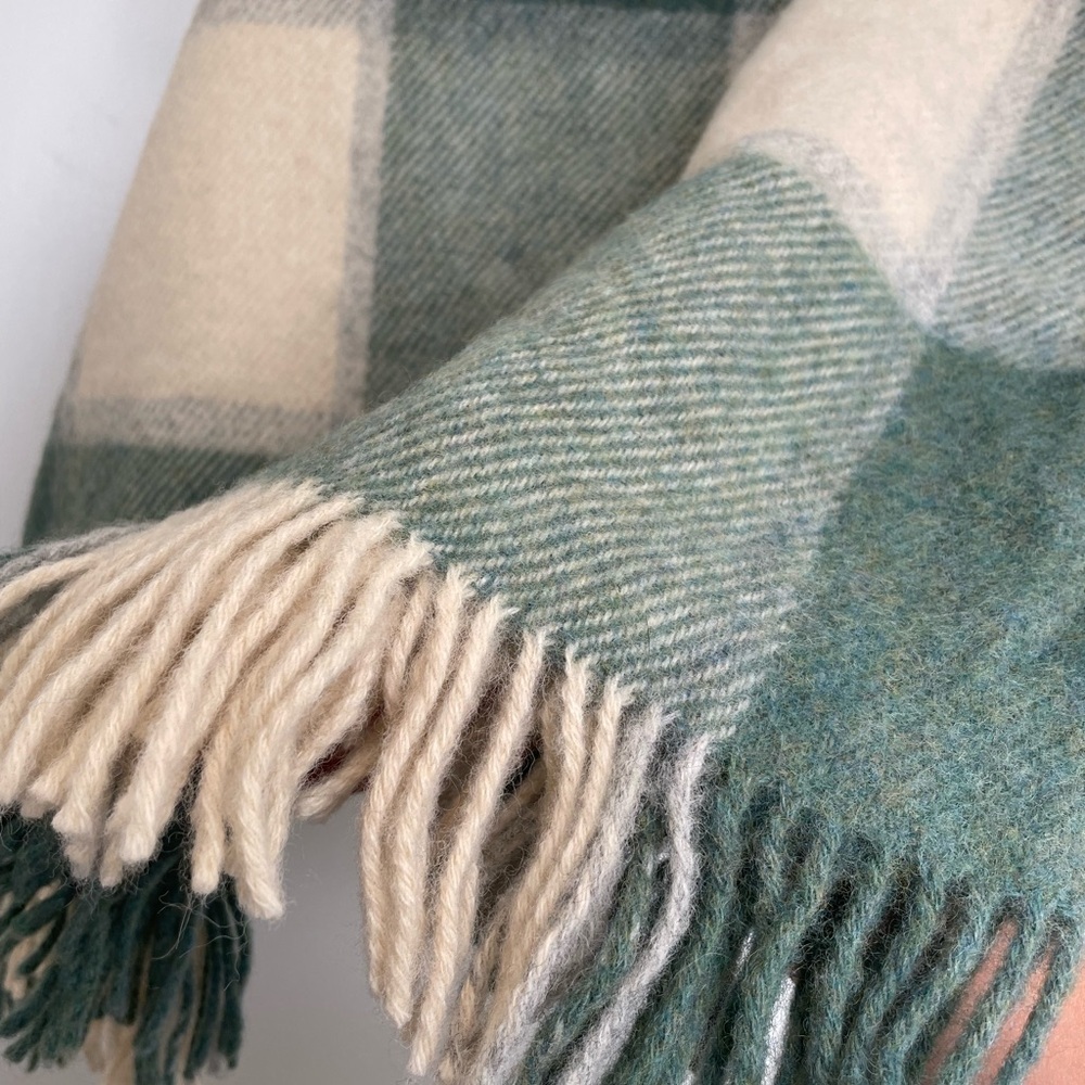 John Hanly & Co. Ltd. Wool Throw – Made in Ireland - Picture 2 of 5